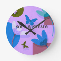 Sanfte und stetige florale Schmetterlings-Wanduhr