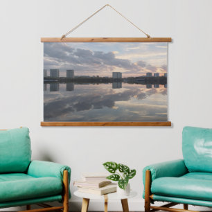 Sanfter Horizont – Stille Reflexion Wandteppich Mit Holzrahmen