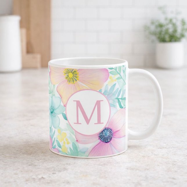 Sanftes Frühlingsblumen-Wasserfarben-Monogramm Kaffeetasse (Von Creator hochgeladen)