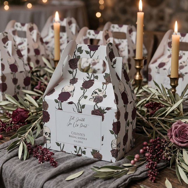 Sanftes Gothic Hellgrau Hochzeit Geschenkschachtel (Soft Gothic Wedding Favor Box features hand-drawn ink art with romantic skulls and maroon roses)