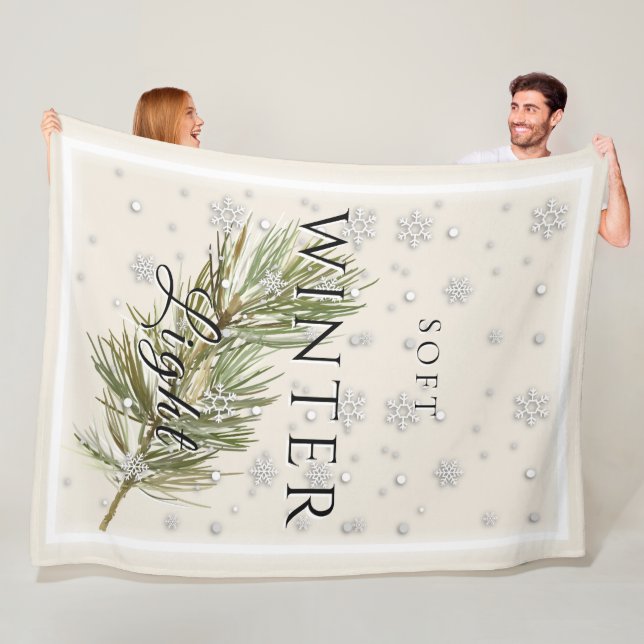 Sanftes Winterlicht mit Kiefernzweig und Schnee Fleecedecke (Beispiel)