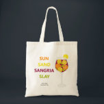 Sangria Junggeselinnen-Abschied Beach Weekend Tragetasche<br><div class="desc">Diese Tasche zeigt eine farbenfrohe Abbildung eines Sangria Glas und die Worte: Sonne,  Sand,  Sangria,  Slay. Geschenke sie all deinen Mädels für deinen Junggeselinnen-Abschied oder dein Hochzeitswochenende. Passen Sie Ihre Informationen an und ändern Sie jede Formulierung,  um Ihren Stil Anzug.</div>