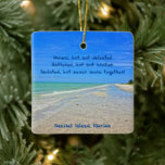 Sanibel Island Beach Florida Vor Hurrikan Ian Keramikornament<br><div class="desc">Ein Tribut an die natürliche Schönheit und Ruhe der wunderschönen Insel Sanibel, Florida. Die Insel der Südwestbarriere wurde zerstört und vom Festland abgeschnitten, nachdem sie im September 2022 von Hurrikan Ian, einem starken Hurrikan der Kategorie 4, getroffen wurde. Das Dekor umfasst ein Foto eines weißen Sandstrandes der Insel Sanibel und...</div>