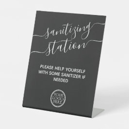 Sanierungsstation minimalmodern mit Logo-Sicherhei Sockelschild