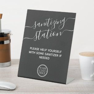 Sanierungsstation minimalmodern mit Logo-Sicherhei Sockelschild