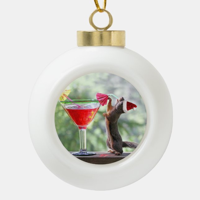 Sankt-Eichhörnchen, das eine Cocktail-Verzierung Keramik Kugel-Ornament (Vorderseite)
