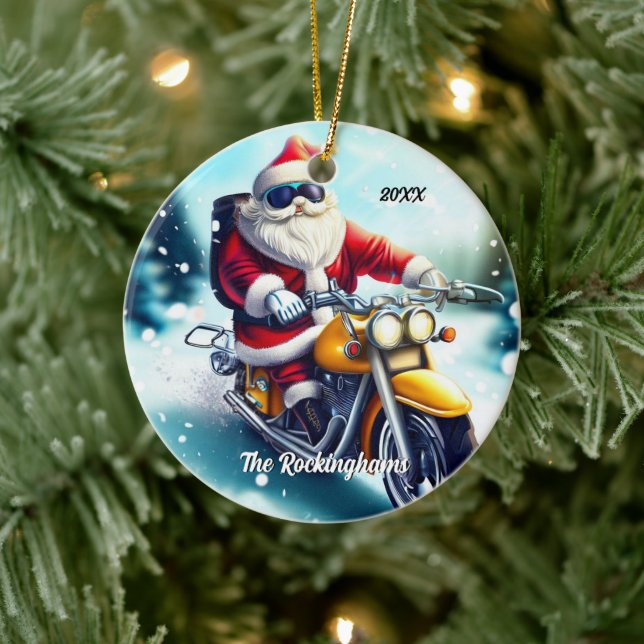 Santa auf einem Motorrad im Schnee Keramik Ornament (Baum)