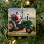 Santa Autofahren eines grünen Traktors Keramikornament<br><div class="desc">Der Weihnachtsmann wird gezeigt,  wie er den grünen Traktor jedes Bauern auf einem Bauernhof fährt.</div>