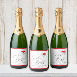 Santa Baby Christmas Baby Dusche<br><div class="desc">Niedliche Schaumweinetiketten für Ihre Weihnachtsdusche mit "Santa Baby" in einer schicken Schrift mit einem Herzschlag, einer Aquarellfarbe des Roten Hutes des Weihnachtsmanns und dem Namen der Mami zu sein und das Duschdatum in einfacher Topografie.</div>