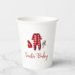 Santa Baby Christmas Baby Dusche Pappbecher<br><div class="desc">Weihnachtsdusche zum Thema Weihnachten mit Baby-Kleidung und schwarzem Büffel kariert.</div>
