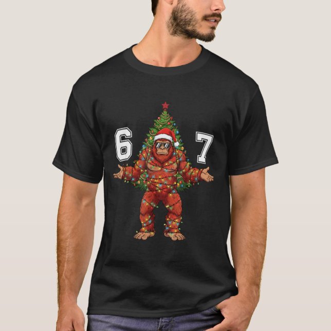 Santa Bigfoot 67 Christmas Tree Xmas Lights Funny  T-Shirt (Vorderseite)