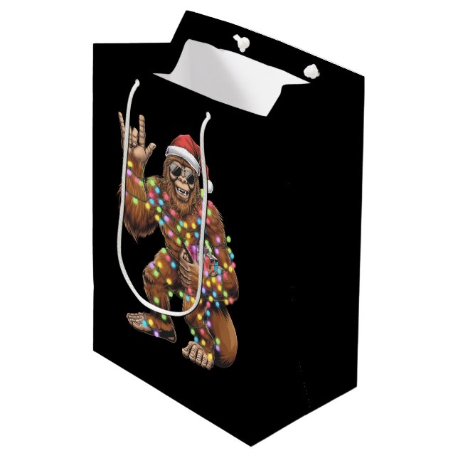 Santa Bigfoot Christmas Lights Rock Funny Mittlere Geschenktüte (Vorderseite Schrägansicht)