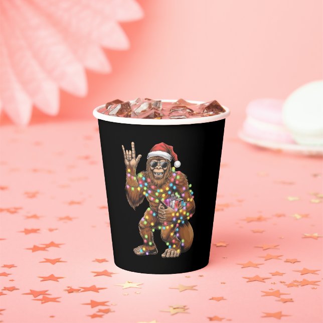 Santa Bigfoot Christmas Lights Rock Funny Pappbecher (Insitu)