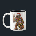 Santa Bigfoot Christmas Lights Rock Funny Zweifarbige Tasse<br><div class="desc">Santa Bigfoot Christmas Lights Rock Funny Sasquatch Glaube</div>