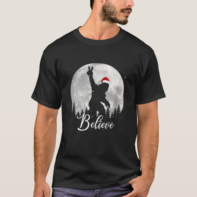 Santa Bigfoot Christmas Rock Funny Glaube Xmas T-Shirt (Vorderseite)