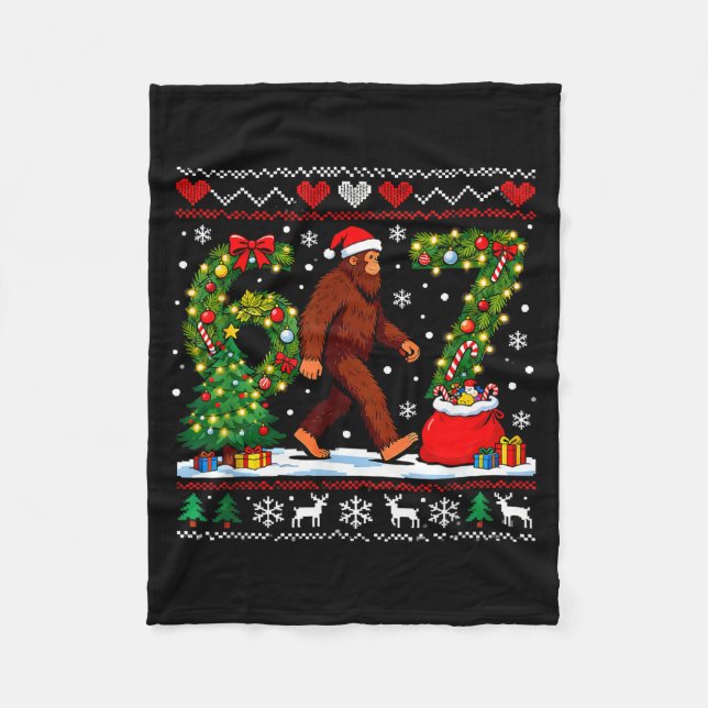 Santa Bigfoot Christmas Tree Funny Sasquatch 67  Fleecedecke (Vorderseite)