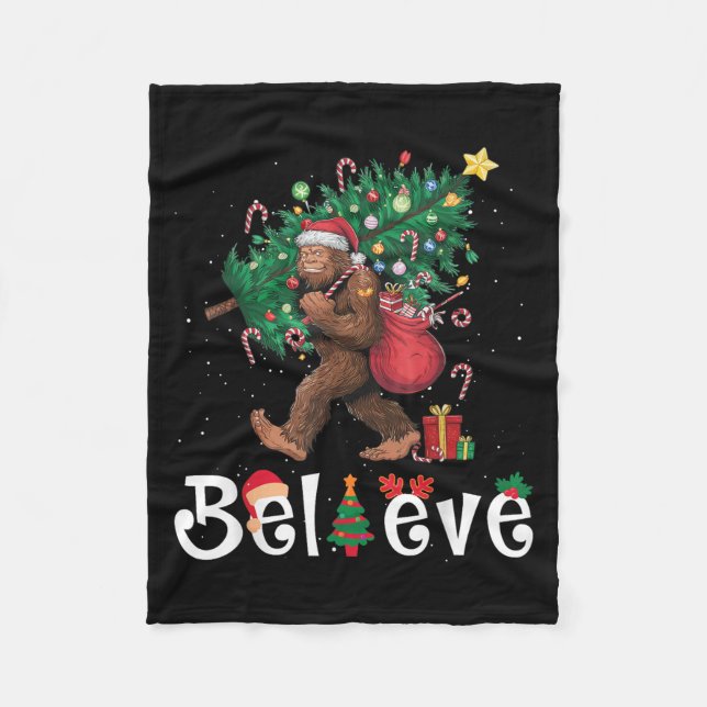 Santa Bigfoot Christmas Tree Lights Sasquatch Beli Fleecedecke (Vorderseite)
