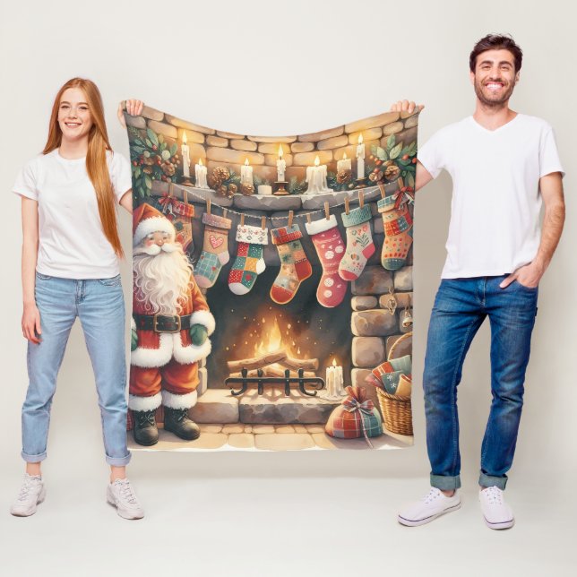 Santa by Fireplace Christmas Stockings Fleecedecke (Beispiel)