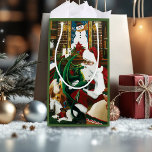Santa Christmas Dragon Fantasy Kleine Geschenktüte<br><div class="desc">Santa mit einem jungen grünen Drachen auf seinem Schoß. In der Höhle des Weihnachtsmannes gibt es eine Tüte Spielzeug,  Gänseleber,  weiße Einhorn und zwei Katzen in Bücherregalen. Hinter dem Hotel befindet sich ein Kamin,  Bücherregale mit Büchern und Wandteppichen eines Schneemanns</div>