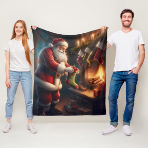 Santa Claus füllt Strümpfe im Feuerschein Fleecedecke