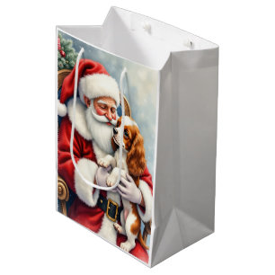 Santa Claus hält einen Cavalier King Charles Spani Mittlere Geschenktüte