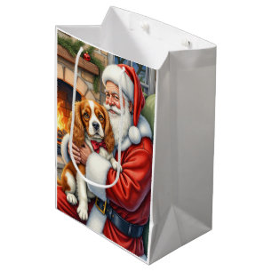 Santa Claus hält einen Cavalier King Charles Spani Mittlere Geschenktüte