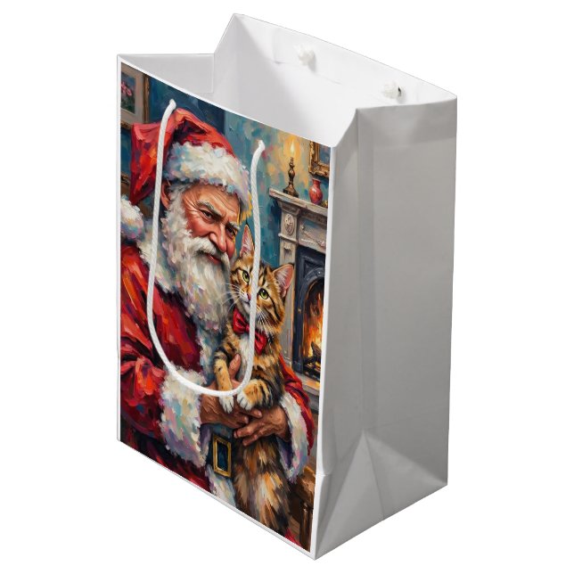 Santa Claus Holding Maine Coon Cat Christmas Art Mittlere Geschenktüte (Vorderseite Schrägansicht)