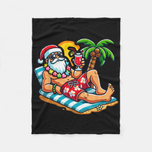 Santa Claus in Badehose Weihnachten im Juli am Str Fleecedecke