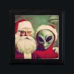 Santa Claus mit Space Alien UFO Christmas Sci Fi Erinnerungskiste<br><div class="desc">Zusammen - der Weihnachtsmann und eine grüne Alien mit seinem UFO droht. Ja, wir wissen, dass Sie immer geträumt haben, diese beiden zusammen zu sehen, und hier sind sie endlich auf einer niedlichen Geschenkboxen, die perfekt für ein Geschenk ist! Geben Sie als Geschenk an jemanden, der gerne Außerirdischen, fliegende Untertassen,...</div>