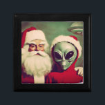 Santa Claus mit Space Alien UFO Christmas Sci Fi Erinnerungskiste<br><div class="desc">Zusammen - der Weihnachtsmann und eine grüne Alien mit seinem UFO droht. Ja, wir wissen, dass Sie immer geträumt haben, diese beiden zusammen zu sehen, und hier sind sie endlich auf einer niedlichen Geschenkboxen, die perfekt für ein Geschenk ist! Geben Sie als Geschenk an jemanden, der gerne Außerirdischen, fliegende Untertassen,...</div>
