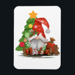 Santa Gnome - Funny Christmas Gnome Design Magnet<br><div class="desc">Dieses niedliche Gnome wünscht dir heute Weihnachten Frieden. Er hat seine Tasche voll von Goodies bereit für Weihnachten Auslieferungen gehen und der Baum ist dekoriert. Dies wäre ein großartiges Geschenk für Freunde,  Familie und Mitarbeiter,  die Liebe Gnome oder einfach nur die Liebe der Feriensaison. Bestelle noch heute!</div>
