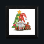 Santa Gnome - Funny Christmas Gnome Design Magnet  Erinnerungskiste<br><div class="desc">Dieses niedliche Gnome wünscht dir heute Weihnachten Frieden.  Er hat seine Tasche voll von Goodies bereit für Weihnachten Auslieferungen gehen und der Baum ist dekoriert.  Dies wäre ein großartiges Geschenk für Freunde,  Familie und Mitarbeiter,  die Liebe Gnome oder einfach nur die Liebe der Feriensaison.  Bestelle noch heute!</div>