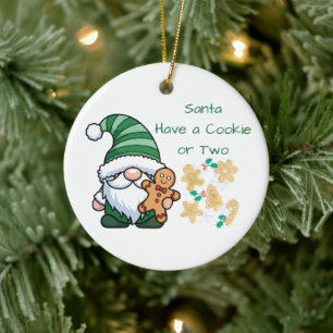 Santa hat ein oder zwei Kekse an einem Keramik Ornament