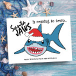 Santa Jaws | Funny Shark Weihnachten<br><div class="desc">Die Weihnachtskarte zum Thema Küste bietet einen niedlichen Hai in einer Weihnachtsmannmütze mit der Aufschrift "Santa JAWS kommt in die Stadt". Name und Gruß können personalisiert sein. Original Kunstwerk Tommy Moreno und KL Stock.</div>