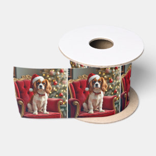 Santa King Charles Spaniel auf einem roten Stuhl Satinband
