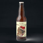 Santa Kitty Christmas Zuhause Brew Bierflaschenetikett<br><div class="desc">Auf diesem niedlichen Etikett der Bierflasche können Sie den gesamten Text ganz einfach personalisieren. Eine hübsche, braune, orangefarbene und weiße Tischkatze, die als Weihnachtsmann in einem roten Hut mit weißem Fell gekleidet ist. Holelbeeren und grüne Blätter runden das Design ab. Ob Lager, Verkauf, Stout, Pilsner, Weißbier, Portier oder Weizenbier, ob...</div>