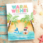 Santa Mermaid Beach Weihnachten<br><div class="desc">Die Tropische Weihnachtskarte "Warme Wünsche" beinhaltet den Weihnachtsmann und eine Meerjungfrau, die bei Sonnenuntergang im Ozean schwimmt, gerahmt von Palmen, die in Strandlampen verziert sind. Der Weihnachtsmann trinkt einen Cocktail aus einer Ananas und blinkt den hawaiianischen Aloha auf lockerem Schild. Kunst von KL Stock.</div>