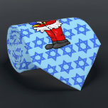 Santa mit Menorah Chrismukkah Krawatte<br><div class="desc">Ein lustiges kleine Geschenk oder eine Krawatte zum Anziehen in einem Büro-Party oder für das berüchtigte Foto der Familie Weihnachten!  Es zeigt den Stern von David als Muster gekachelt und der Weihnachtsmann hält eine Menorah.  Entworfen von Sheila Cicchi,  Brownielocks.com. Alle Rechte vorbehalten.</div>