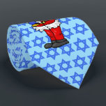 Santa mit Menorah Chrismukkah Krawatte<br><div class="desc">Ein lustiges kleine Geschenk oder eine Krawatte zum Anziehen in einem Büro-Party oder für das berüchtigte Foto der Familie Weihnachten! Es zeigt den Stern von David als Muster gekachelt und der Weihnachtsmann hält eine Menorah. Entworfen von Sheila Cicchi, Brownielocks.com. Alle Rechte vorbehalten.</div>