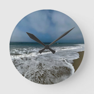 Santa Monica Beach im Herbst. Runde Wanduhr