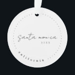 Santa Monica, Kalifornien Reisen USA Simple Ornament<br><div class="desc">Santa Monica, Kalifornien. Ein moderner einfacher, individueller Sake. Für zusätzliche Personalisierung, fügen Sie ein Foto auf die Rückseite des Ornaments. Bitte senden Sie mir eine Nachricht mit Fragen oder ergänzenden individuellen Designanfragen.</div>