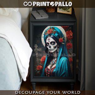 Santa Muerte mit Blumen in traditioneller Kostümie Seidenpapier