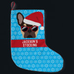 Santa Paws Christmas Brown Tan French Bulldog Kleiner Weihnachtsstrumpf<br><div class="desc">Moderne Illustration eines braunen und bräunlichen französischen Bulldoggen mit roter Weihnachtsmannmütze und Sonnenbrille. Der weihnachtliche Frenchie wird auf einem blauen Hintergrund mit einem weißen Schneeflockenmuster platziert und hat Platz,  um Ihre eigene Formulierung hinzuzufügen.</div>