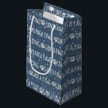 Santa Paws Christmas Pawprints Kleine Geschenktüte<br><div class="desc">Weißer SANTA PAWS Text mit Schneeflocken,  Pfosten,  Sternen,  auf blauem Hintergrund. Text ist bearbeitbar.</div>