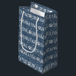 Santa Paws Christmas Pawprints Kleine Geschenktüte<br><div class="desc">Weißer SANTA PAWS Text mit Schneeflocken,  Pfosten,  Sternen,  auf blauem Hintergrund. Text ist bearbeitbar.</div>