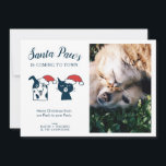 Santa Paws | Niedliches Foto für Haustiere Weihnac Feiertagskarte<br><div class="desc">Niedliche Urlaubsfotokarte für Liebhaber und Besitzer von Haustieren. Ersetzen Sie das Template Foto mit Ihrem Lieblingsfoto und/oder Kätzchen! Neben dem Foto steht im Text "Santa Paws kommt in die Stadt". und dann "Frohe Weihnachten aus unserem Paket zu Ihrem Rucksack." Es gibt auch eine niedliche Abbildung eines Hundes und einer Katze,...</div>