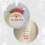 Santa Sees you Kinder Playful Foto Ornament<br><div class="desc">Ein niedlich spielerischer Weihnachtsmann,  der zur Seite schaut; Er sieht Wer? Der Weihnachtsmann sieht dich. Passen Sie Ihre Rückseite mit Ihren Fotos und Namen für verliebte Kehrschätze an. Der Weihnachtsschmuck auf dem Bild sieht handgefertigt aus. Dieses Bild ist die Original Weihnachtsfotografie von JLW_FOTOGRAFIE</div>