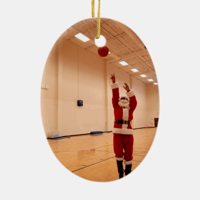 Santa Shooting Hoops Keramik Ornament (Hinten)