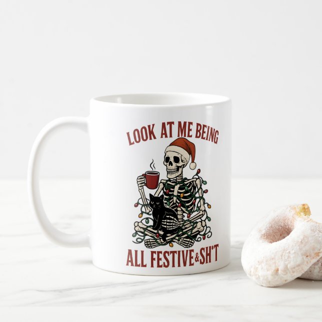 Santa Skeleton with Cat Holiday Snark Kaffeetasse (Mit Donut)