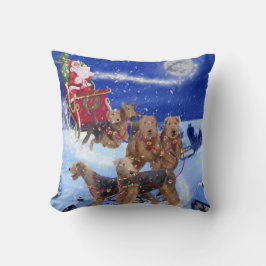 Santa Sleigh von Airedales gezogen werfen Kissen